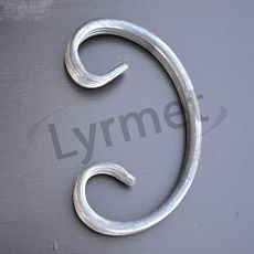 Element ozdobny w kształcie litery C,stosowany do bram i balustrad kutych 