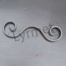 Ozdobny element kuty w kształcie litery E, stosowany do bram i balustrad kutych 