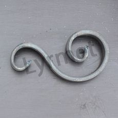 Ozdobny element kuty w kształcie litery S, stosowany do bram i balustrad kutych 